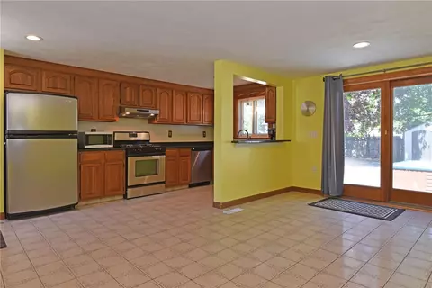 94 Harmony Ct, Warwick, RI 02889 photo 7