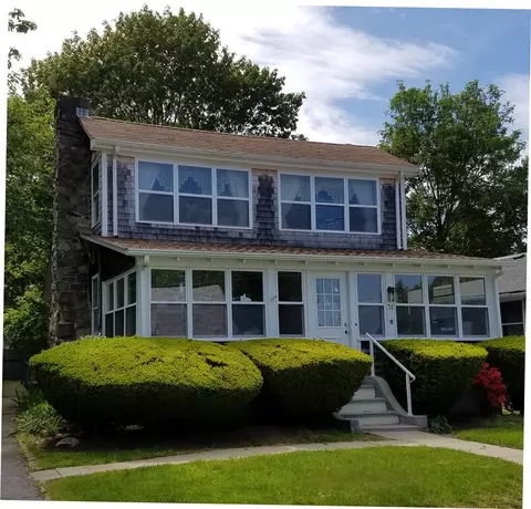 31 Everett Ave, Bristol, RI 02809 photo 1