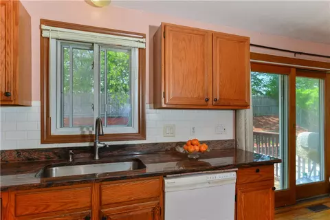 23 Jonathan Ct, Warwick, RI 02888 photo 3
