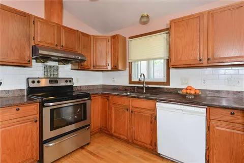 23 Jonathan Ct, Warwick, RI 02888 photo 2
