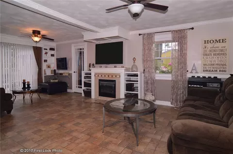 396 Maple St, Warwick, RI 02888 photo 2