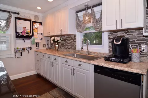 396 Maple St, Warwick, RI 02888 photo 9