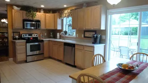 86 Beacon Ave, Woonsocket, RI 02895 photo 8