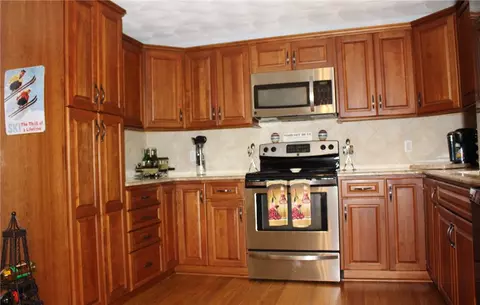 79 Lillian Ct, Warwick, RI 02886 photo 8