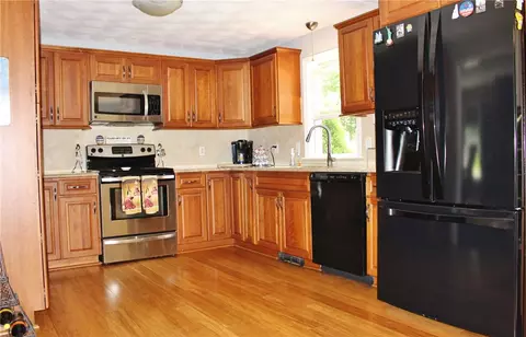 79 Lillian Ct, Warwick, RI 02886 photo 9