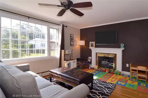 70 Everett St, Middletown, RI 02842 photo 2