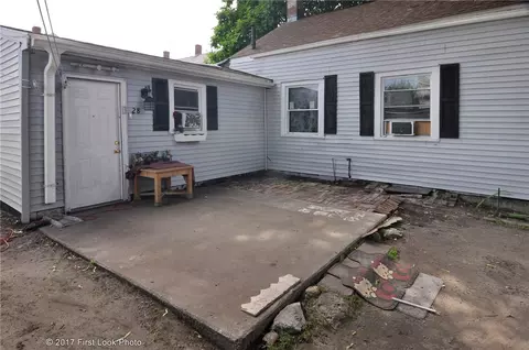 28 Bentley St, Woonsocket, RI 02895 photo 4