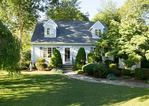 16 Surrey Dr, Westerly, RI 02891 photo 2