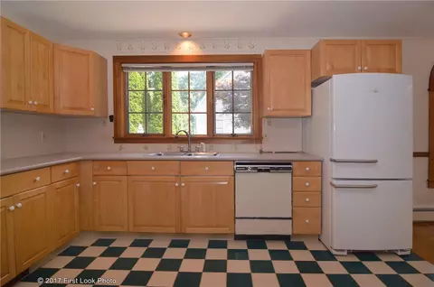 75 Maple Ln, Bristol, RI 02809 photo 3