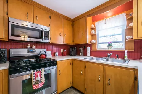 69 Custer St, Warwick, RI 02889 photo 4