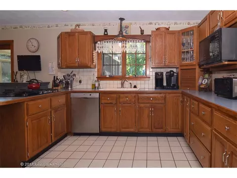 71 Maple Ln, Bristol, RI 02809 photo 4