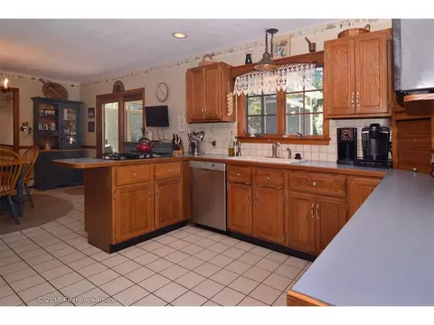 71 Maple Ln, Bristol, RI 02809 photo 5