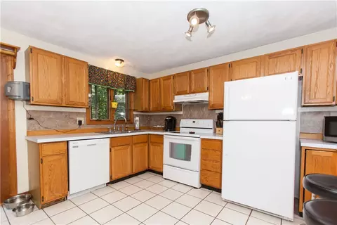 20 Andre Blvd, Glendale, RI 02826 photo 5