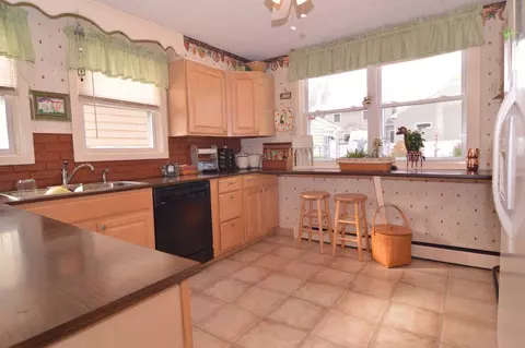 39 Lindy Ave, Warwick, RI 02889 photo 8