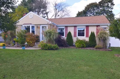 39 Lindy Ave, Warwick, RI 02889 photo 2