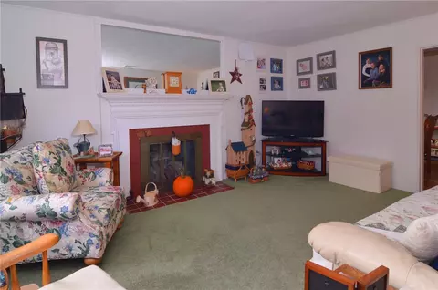 39 Lindy Ave, Warwick, RI 02889 photo 4