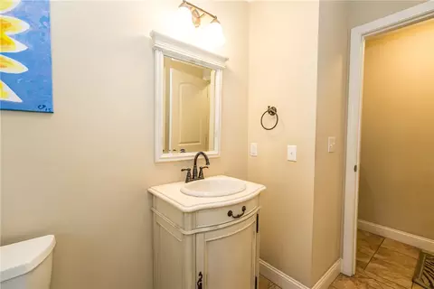 669 Scituate Ave, Cranston, RI 02921 photo 22