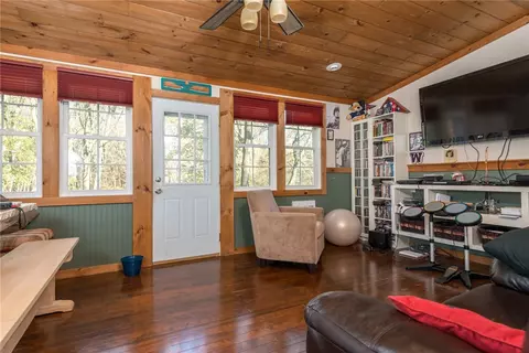 560 Mendon Rd, Woonsocket, RI 02895 photo 8