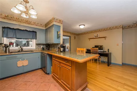 560 Mendon Rd, Woonsocket, RI 02895 photo 11