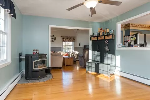 560 Mendon Rd, Woonsocket, RI 02895 photo 4