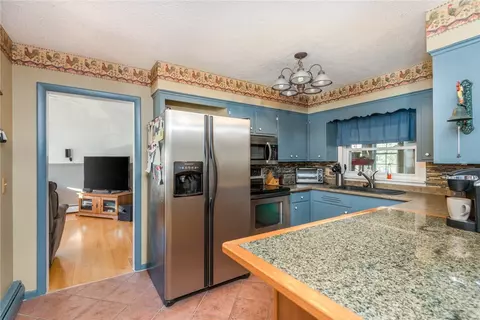 560 Mendon Rd, Woonsocket, RI 02895 photo 12