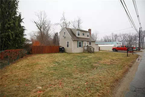 76 Knight St, Warwick, RI 02886 photo 4