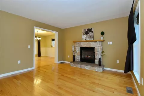 208 Gauthier Dr, Woonsocket, RI 02895 photo 4