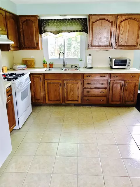 6 Matthew Dr, Warren, RI 02885 photo 9