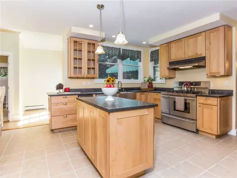 10 Sunset Rd, Bristol, RI 02809 photo 9