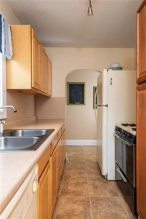23 Arlington St, Woonsocket, RI 02895 photo 7