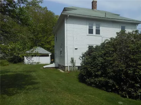 565 Central St, Mapleville, RI 02839 photo 4