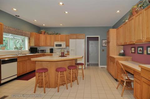 3 Macera Cir, Warwick, RI 02886 photo 2