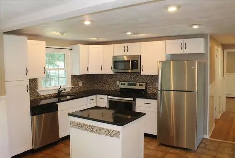 135 Lilac Ave, Woonsocket, RI 02895 photo 3