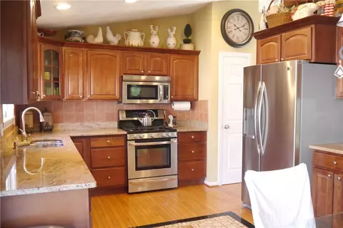 33 Step Cir, Warwick, RI 02889 photo 3