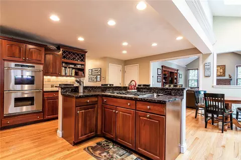 34 Castleton Dr, Cranston, RI 02921 photo 5
