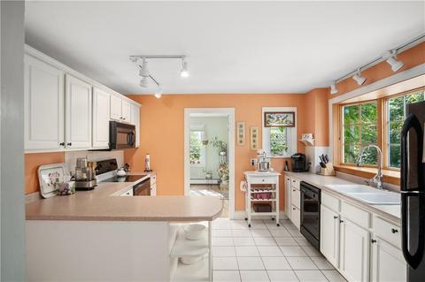 557 Budlong Rd, Cranston, RI 02920 photo 9