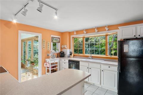 557 Budlong Rd, Cranston, RI 02920 photo 8
