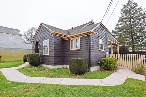 542 Anthony St, Fall River, MA 02721 photo 2