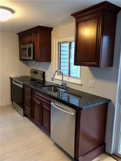 195 Vineyard Rd, Warwick, RI 02889 photo 2