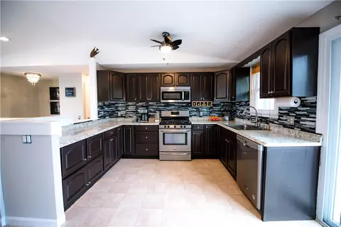 32 Oakridge Ct, Warwick, RI 02886 photo 3