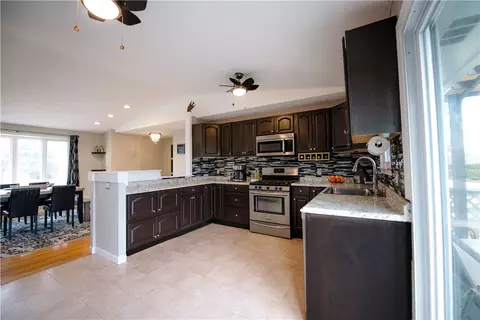 32 Oakridge Ct, Warwick, RI 02886 photo 4