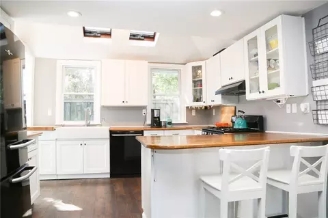76 Beach St, Westerly, RI 02891 photo 3
