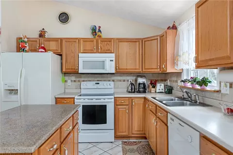 284 8th Ave, Woonsocket, RI 02895 photo 6