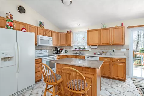 284 8th Ave, Woonsocket, RI 02895 photo 5