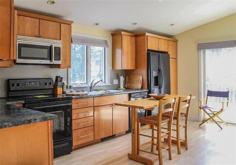 72 Maple Ln, Bristol, RI 02809 photo 3