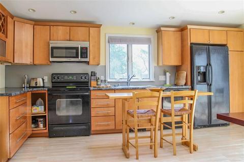 72 Maple Ln, Bristol, RI 02809 photo 2