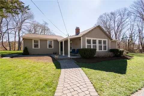 8 Summit Dr, Warren, RI 02885 photo 4
