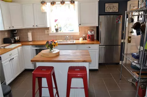 358 Long St, Warwick, RI 02886 photo 9