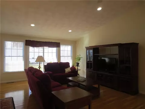 18 Macarthur Rd, Woonsocket, RI 02895 photo 8
