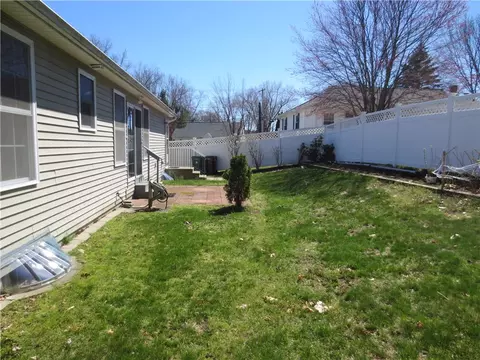 18 Macarthur Rd, Woonsocket, RI 02895 photo 6